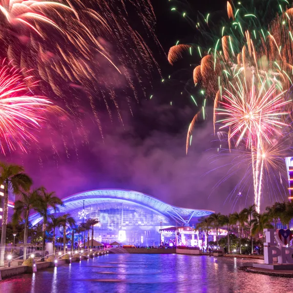 Vista de los fuegos artificiales sobre el Centro de Convenciones de Puerto Rico en San Juan.