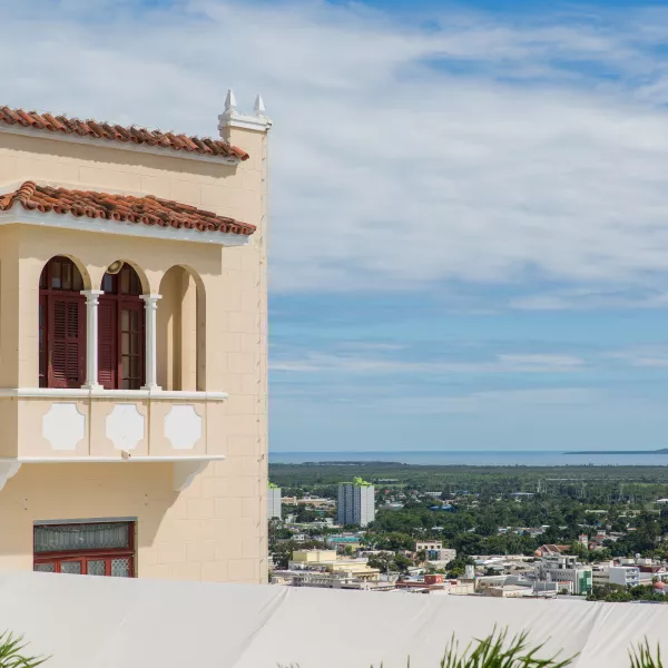 Vista del mar Caribe desde Ponce, ciudad llena de historia y una excelente opción entre las 10 mejores cosas que hacer en Puerto Rico.