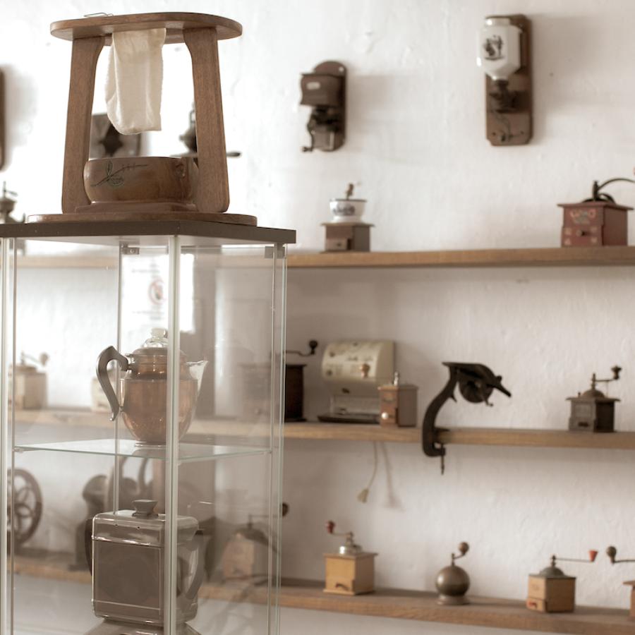 Vista de artículos antiguos de café en el Museo del Café en Ciales