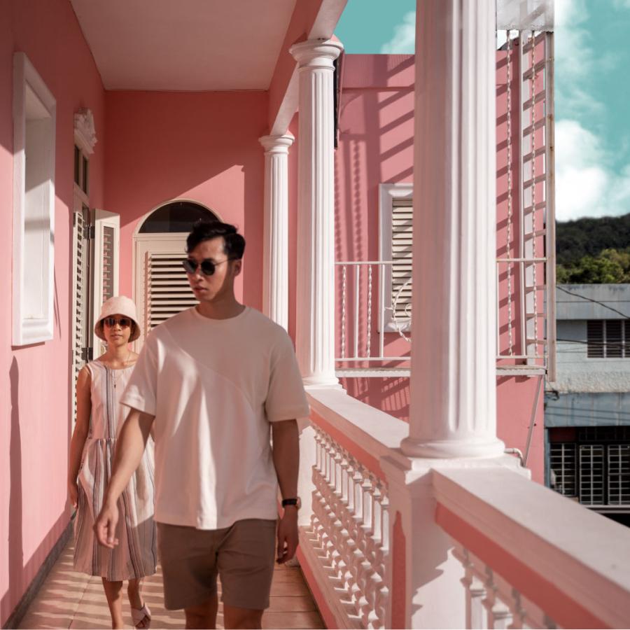 couple at pink house in San Juan