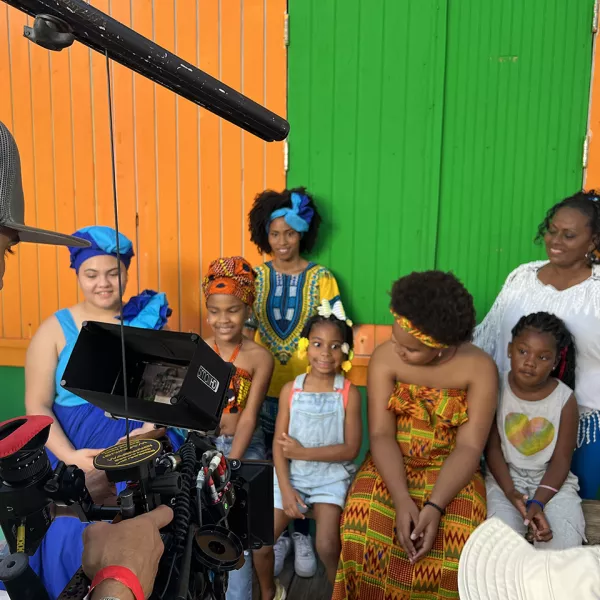 Un equipo filma a un grupo de chicas boricuas durante el rodaje de la campaña Live Boricua.