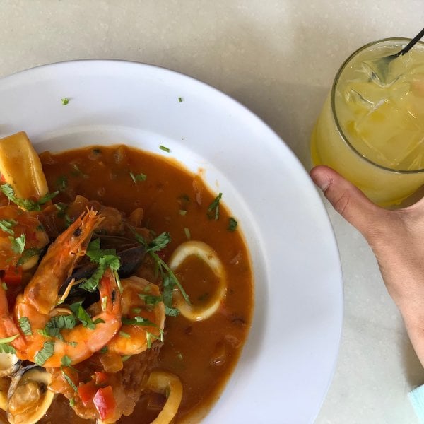Plato de mariscos en Cayo Caribe, uno de los mejores restaurantes en San Juan.