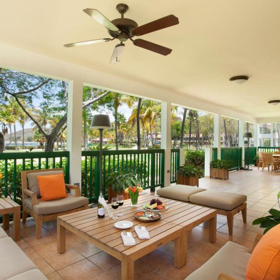 Un área para sentarse al aire libre con sofás exuberantes en Copamarina Beach Resort