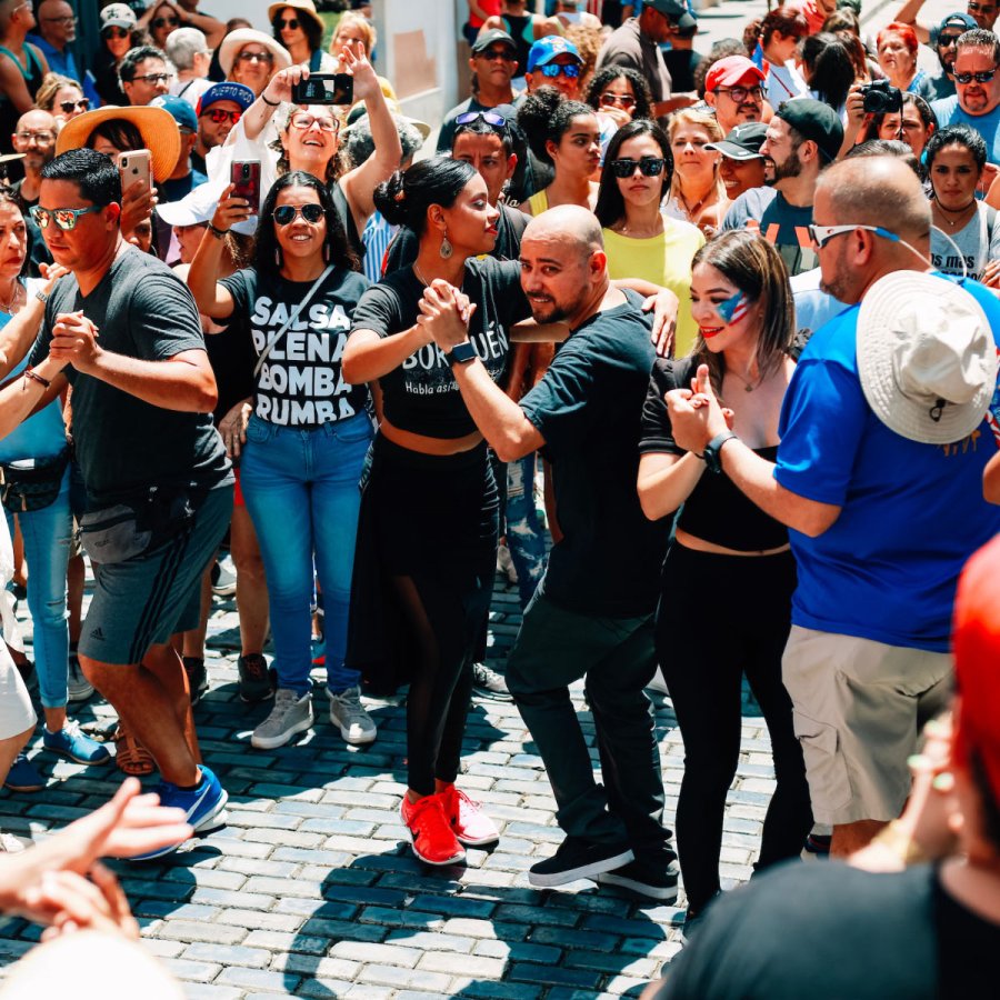 Un grupo numeroso de gente salsera en las calles del Viejo San Juan, Puerto Rico