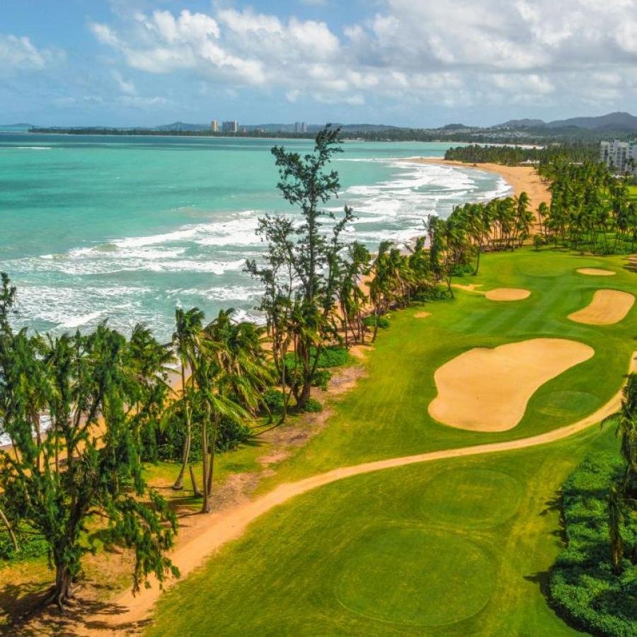 Vista aérea del campo de golf y la playa en Wyndham Grand Rio Mar Beach Resort