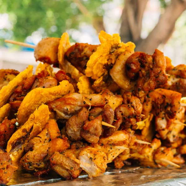 Skewers of meat and tostones known as pinchos, a perfect example of tradicional Puerto Rican food.