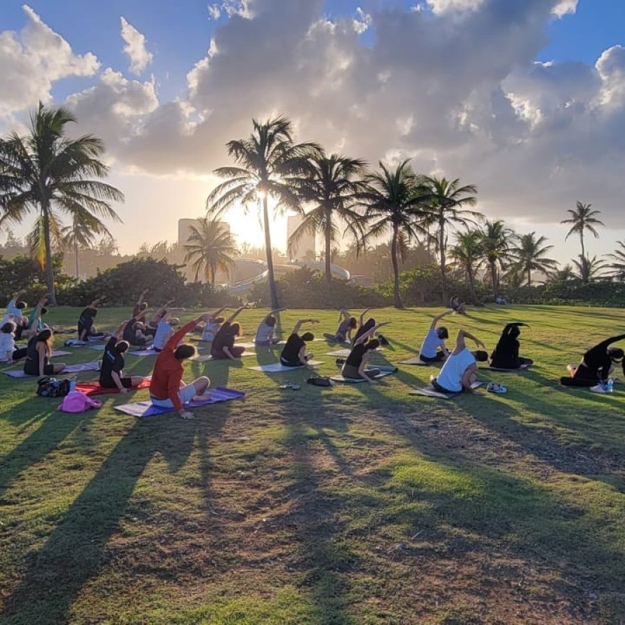 Clase de yoga al aire libre.