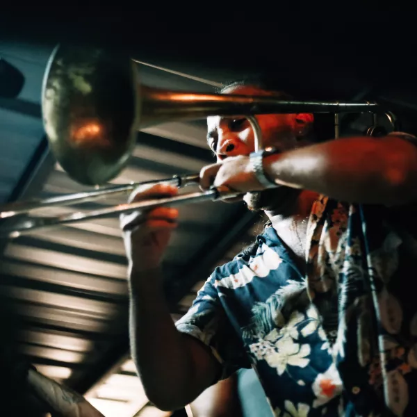 Músico puertorriqueño de jazz latino tocando la trompeta.