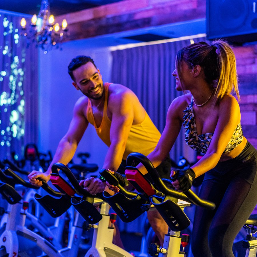 Hombres y mujeres en una clase de ciclismo.