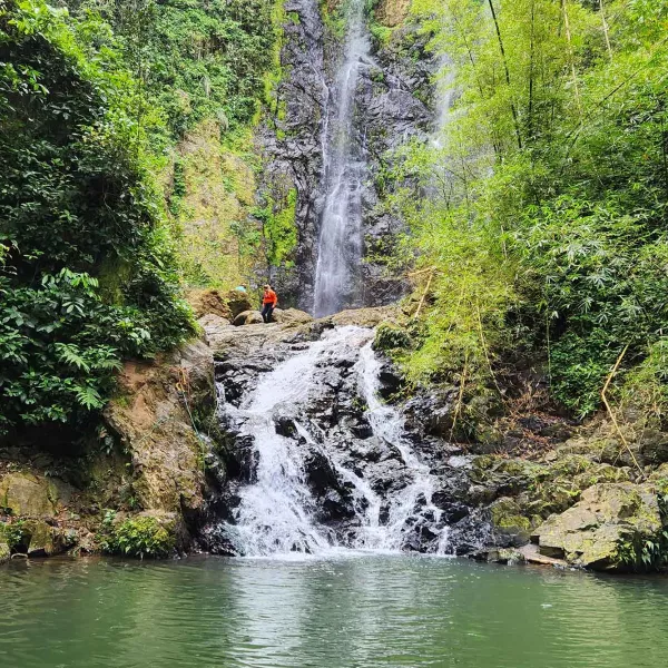 La gente se encuentra sobre la cascada Chaco Prieto en un recorrido por Castillo Tours, Puerto Rico.