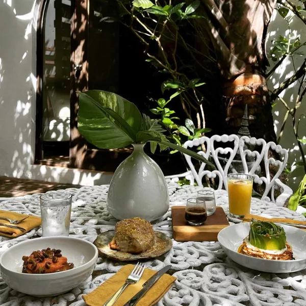 Una mesa de patio con platos de comida fresca en el restaurante Aovara del hotel Dreamcatcher en San Juan, Puerto Rico.