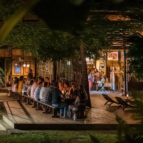 Un grupo comparte una cena a la luz de las velas en una mesa larga en Finca Victoria en Vieques, Puerto Rico.