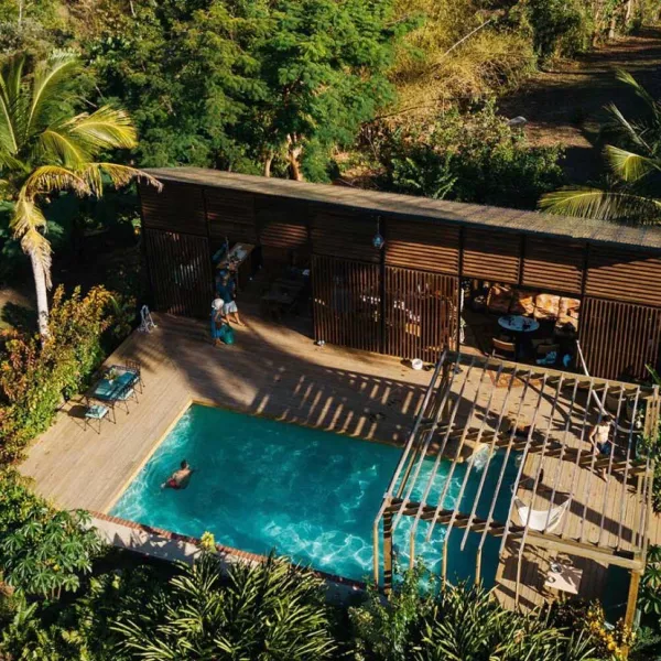Fotografía cenital de la piscina y el resort de Finca Victoria en Vieques, Puerto Rico.