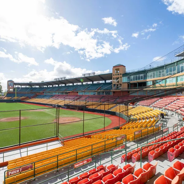 Vista del diamante de béisbol con un estadio vacío en el Estadio Roberto Clemente en Carolina, Puerto Rico.
