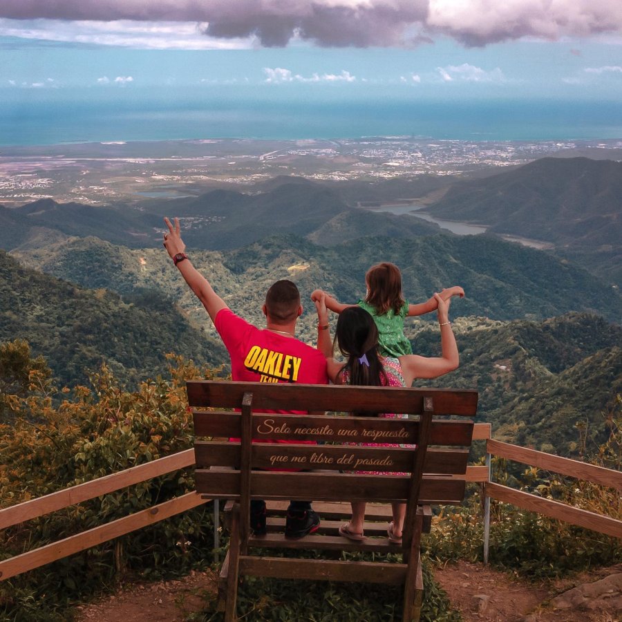 Family in bench with a view of Ponce.