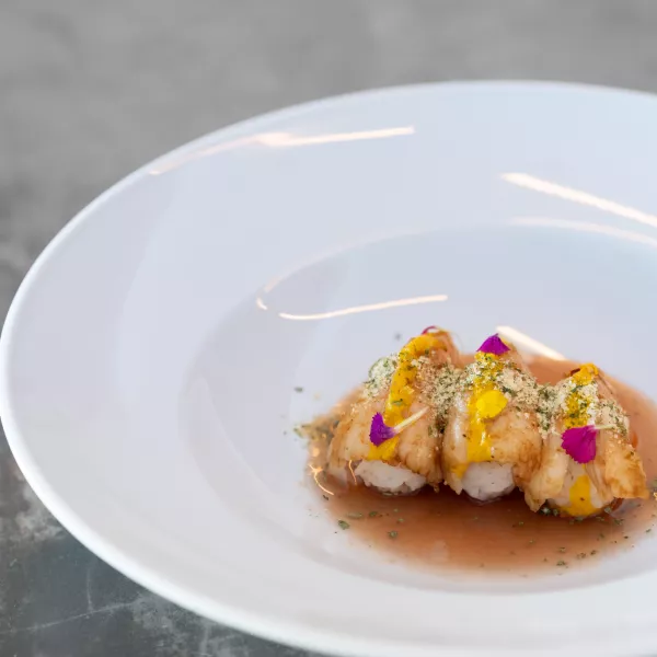 Nigiri de camarón en SUR Barra Nikkei, fusión de cocina japonesa y peruana en San Juan.