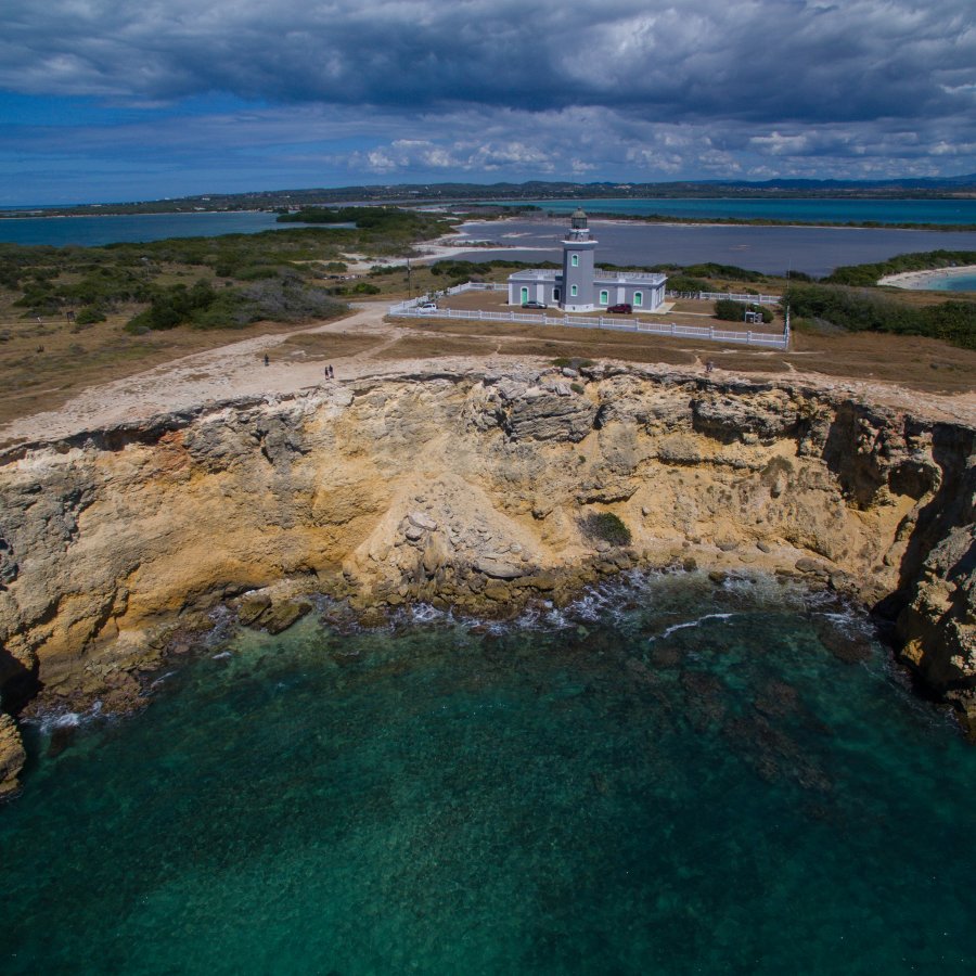 Los acantilados de piedra caliza que rodean el Faro de Los Morrillos ofrecen unas vistas inigualables del litoral de la Isla.