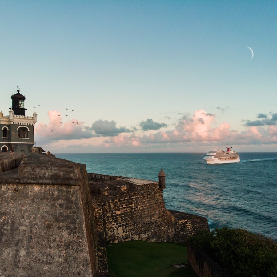 Gran crucero llegando al puerto de Viejo San Juan al amanecer.