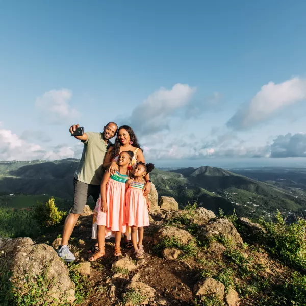 Una familia posa para una selfie durante una caminata.