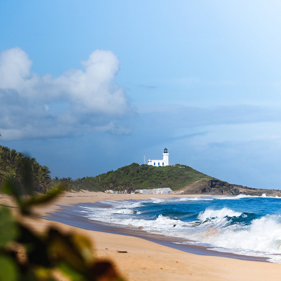 La hermosa Poza del Obispo y el faro de Arecibo al fondo.