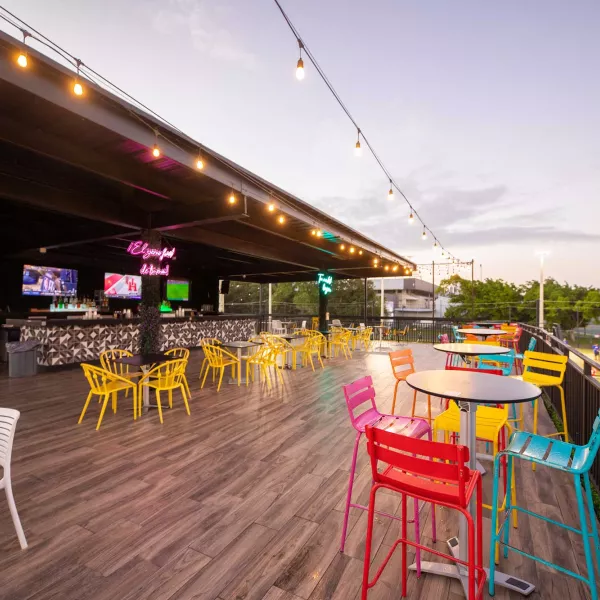 Bar en la azotea de Eco's Sports Park, una moderna instalación polideportiva en San Juan, Puerto Rico.