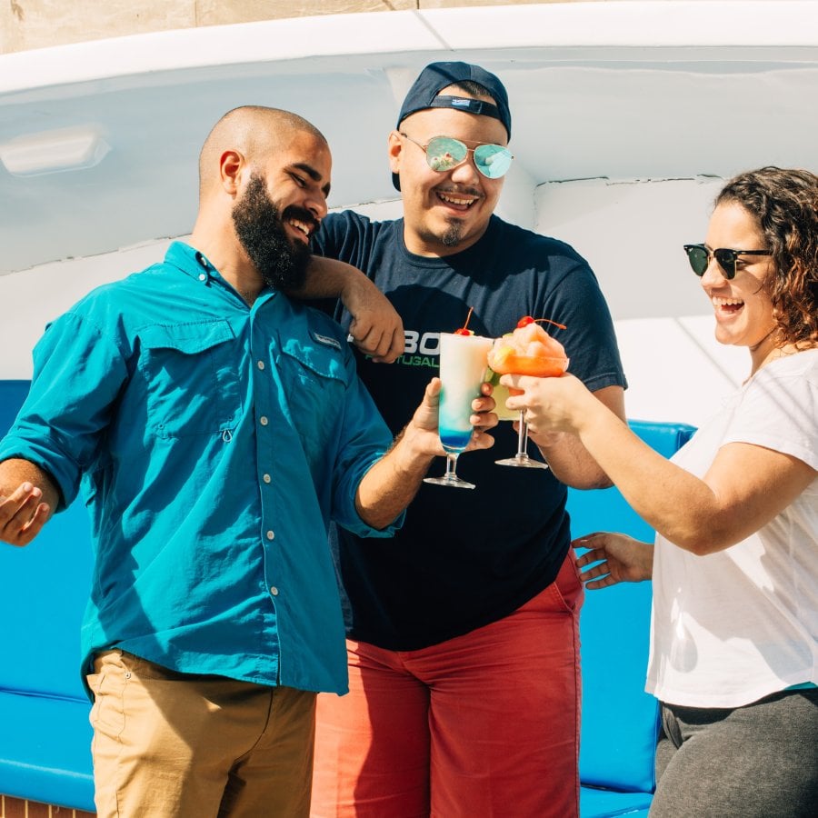 Grupo de personas celebrando con bebidas.