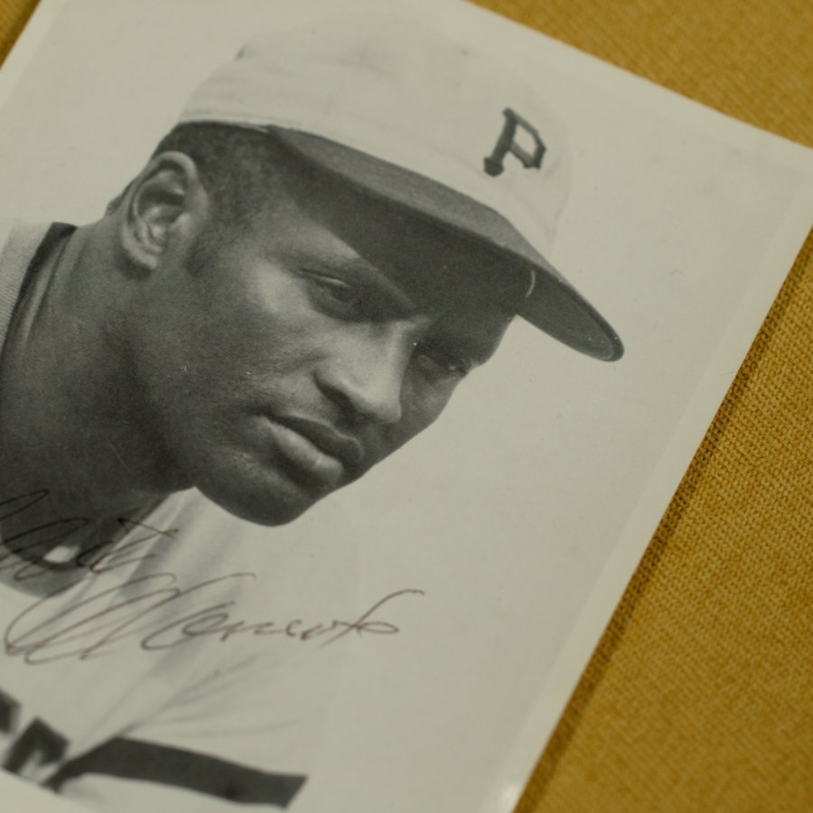 Signed picture of Roberto Clemente.