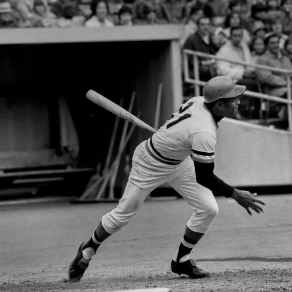 Roberto Clemente jugando béisbol.