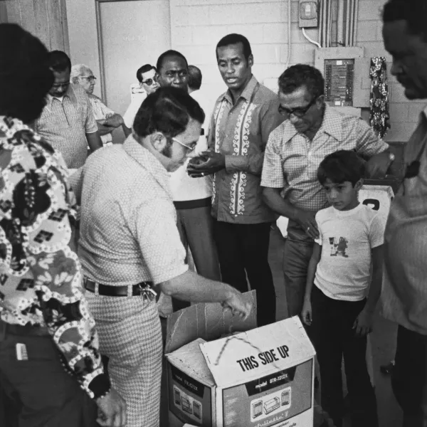 Roberto Clemente haciendo trabajo de caridad.
