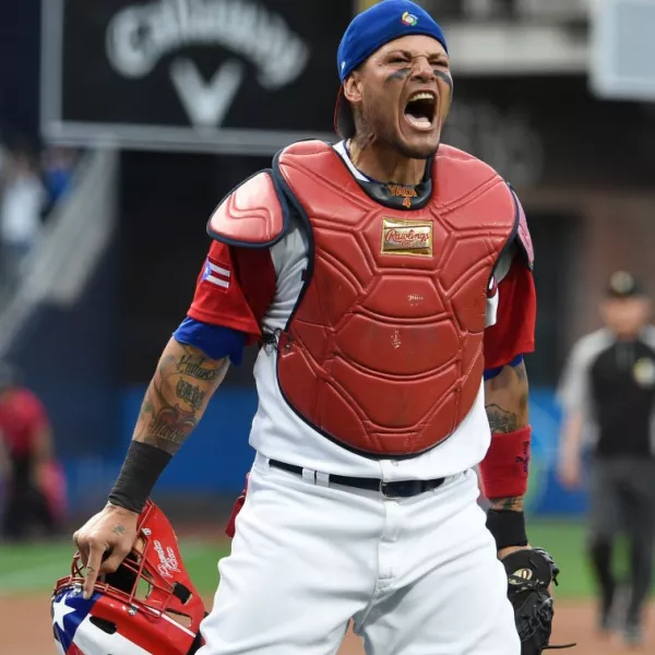 Yadier Molina, Puerto Rican baseball star, playing defense