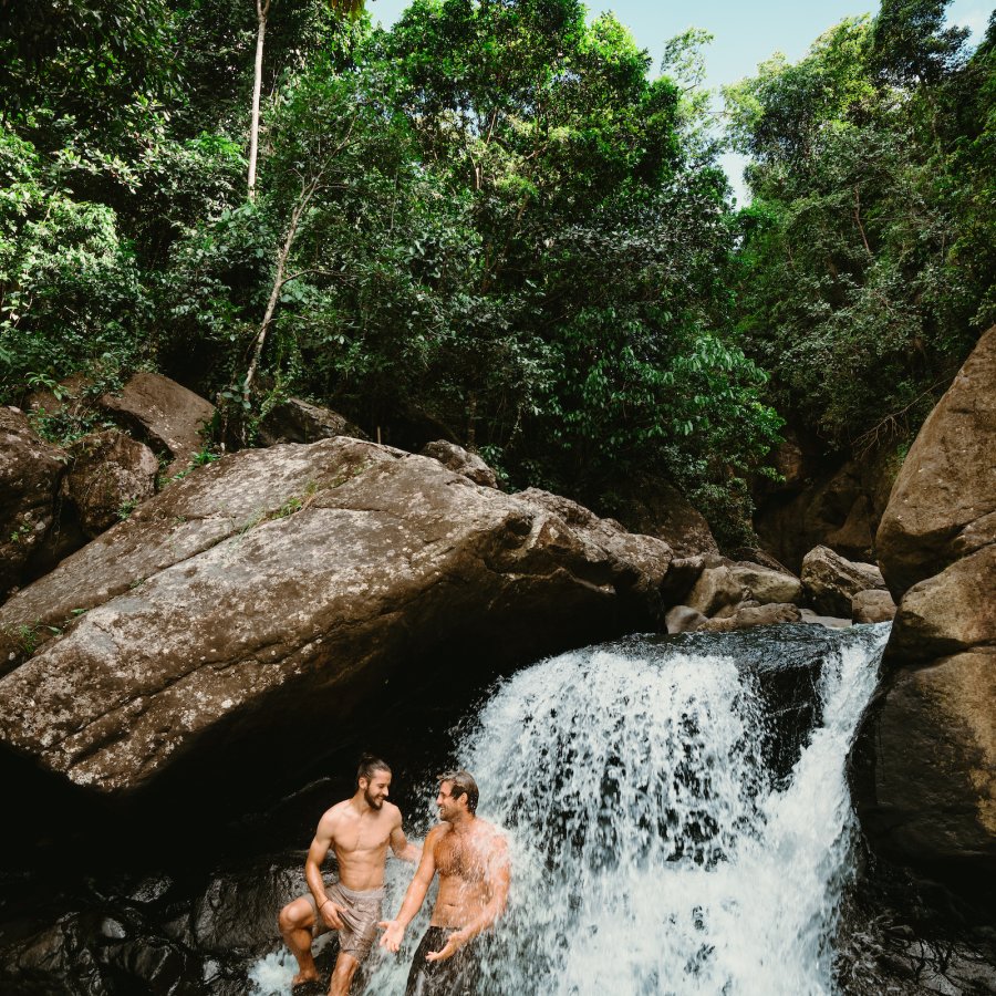Dos hombres en una cascada en El Yunque.