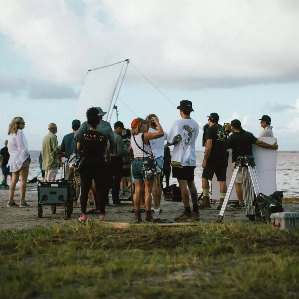 Grupo filmando en la playa.