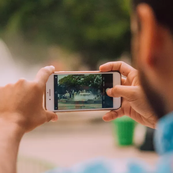 Persona tomando una foto con su teléfono.