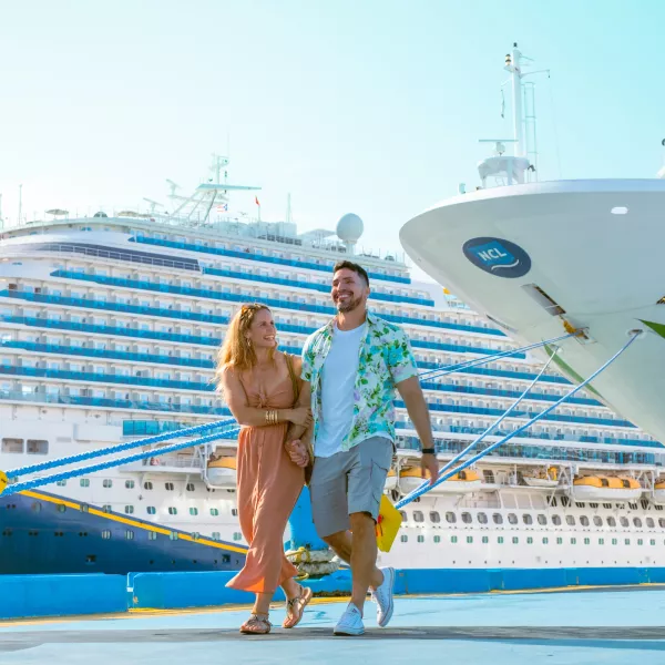 Pareja desembarcando de un crucero.