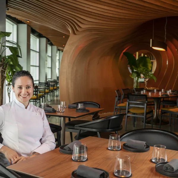 La chef Carol Reyes en el comedor de Boveda.