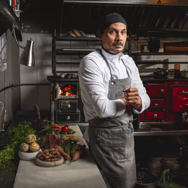 Chef Carlos Portela posa en su cocina