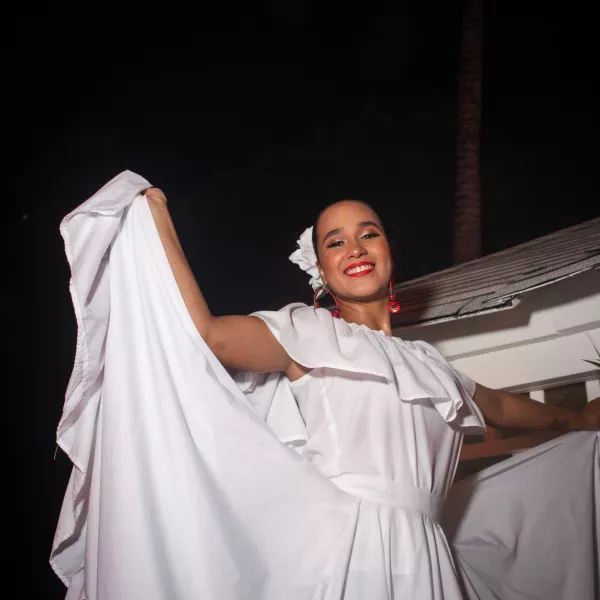 Bailarina de danza, baile típico de Puerto Rico con raíces criollas.