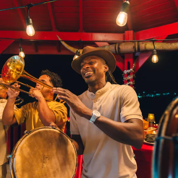 Grupo tocando plena puertorriqueña con panderetas y trompeta.