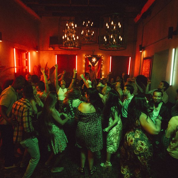 Grupo de personas bailando en un bar de San Juan, Puerto Rico