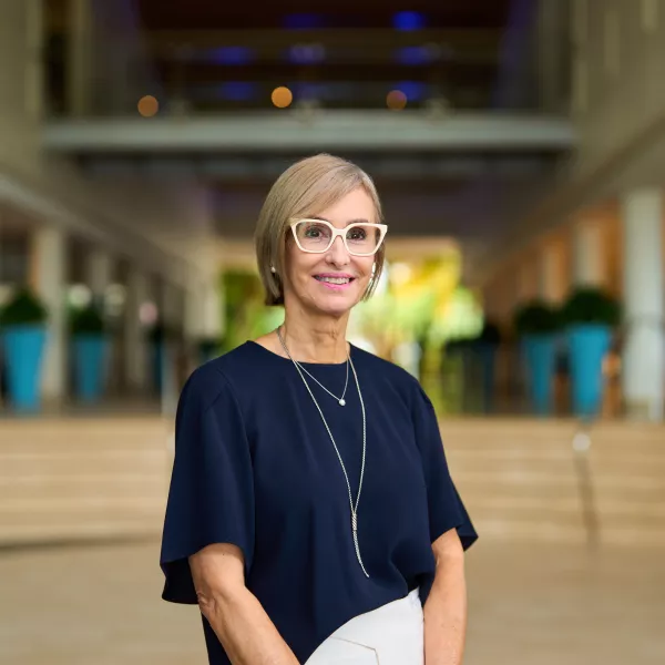 Clarissa Jímenez in front of a hotel.