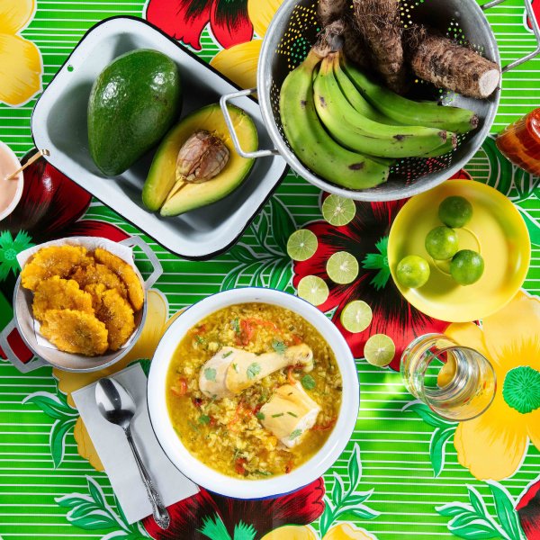 Asopao de pollo, tostones, aguacate.