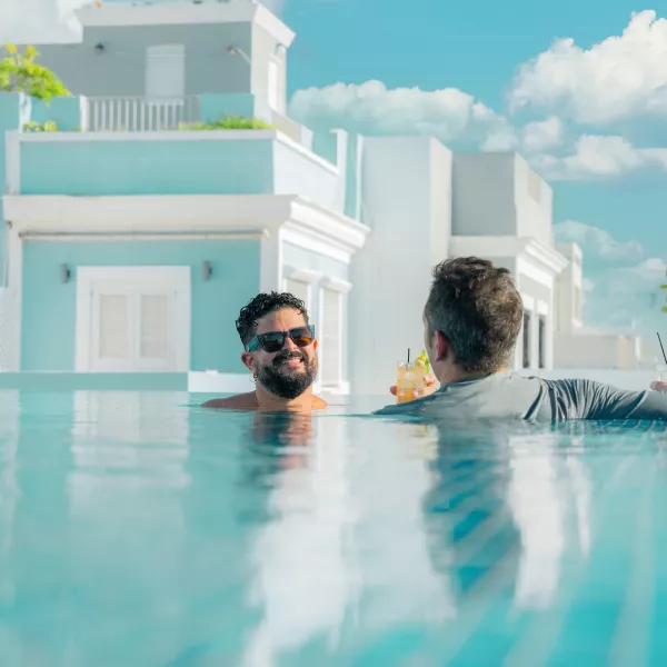 LGBTQ+ couple at Palacio Provincial 