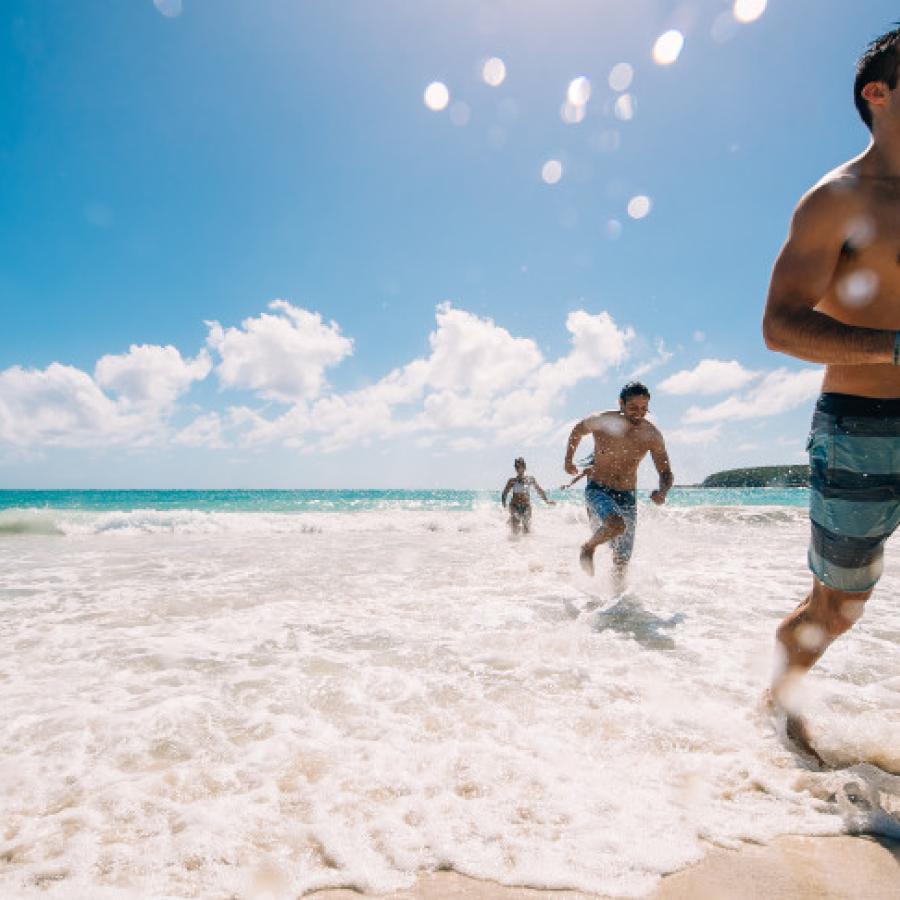 Un grupo de amigos se queda sin agua en la playa de Caracas en Vieques.