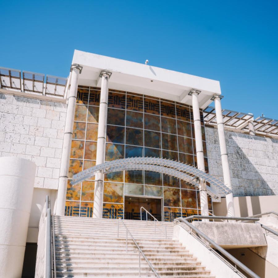 Plano exterior del Museo de Arte de Puerto Rico en San Juan