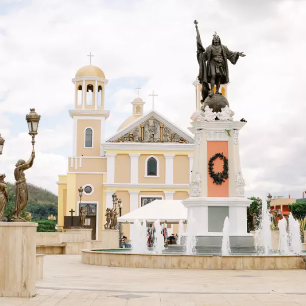 A direct view of Plaza Colón in Mayagüez. 