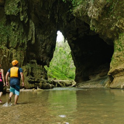 A couple explores Cañon de Tanamá.