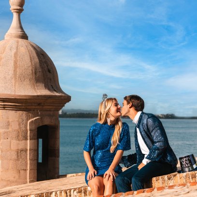 A couple kisses at a garita in El Morro