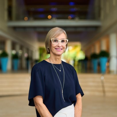 Clarissa Jímenez in front of a hotel.