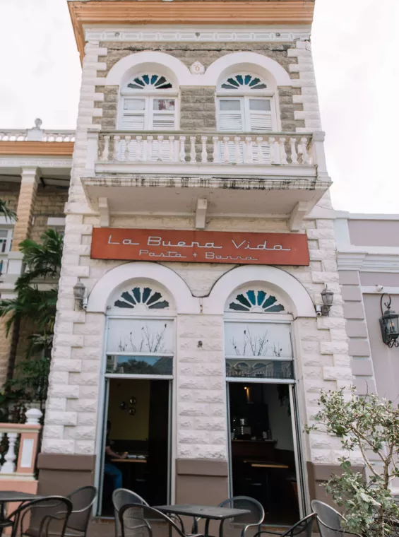 Las tapas y la música en vivo son solo algunas de las razones para visitar La Buena Vida en Arecibo.