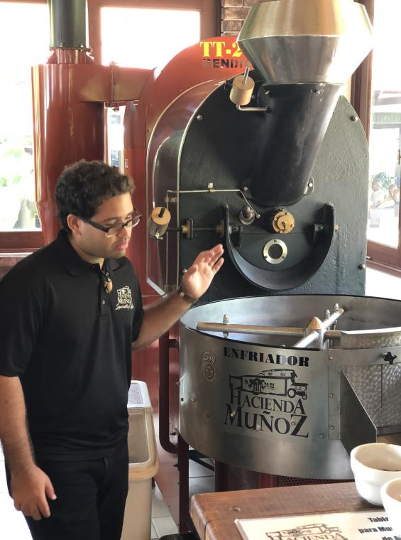 Hombre explica cómo se procesa el grano de café en una hacienda cafetalera.